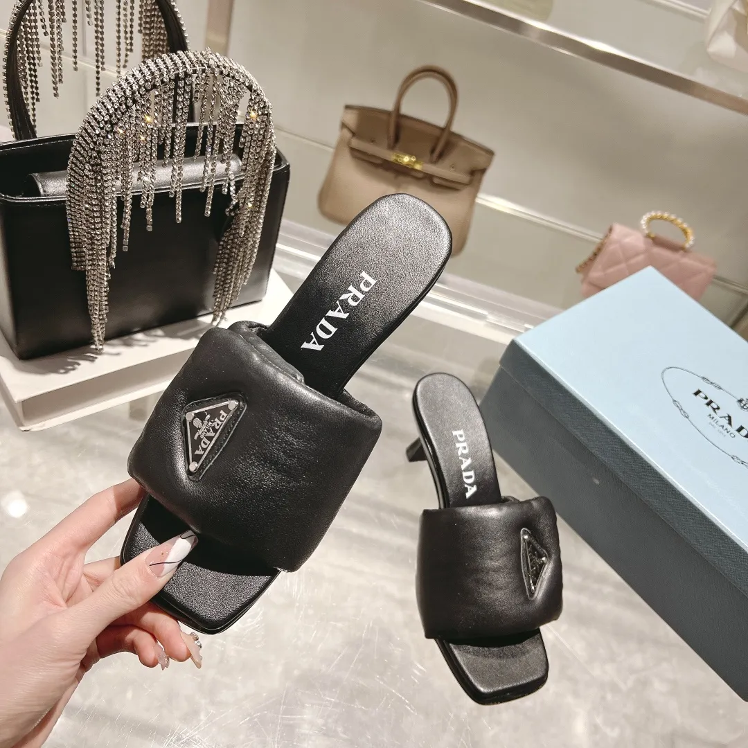 👟👟Ex-factory price 460👟👟 New hot model 🔥 🔥 🔥 4046SS Prada mid-heeled slippers. PRADA top version, original last, one-to-one zero-distance creation! Use the best materials to create the best shoes! Fabric: Imported sheepskin fabric Lining: Imported sheepskin lining Outsole: Really big Italian leather sole! Heel height: 6.5cm Size: 35-39